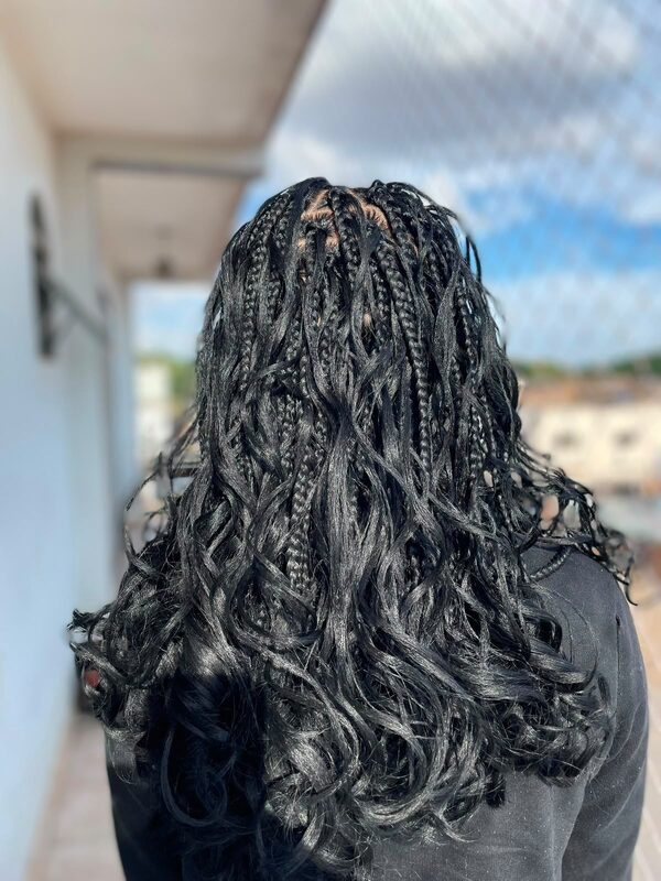 French Curl — vista traseira das pontas cacheadas